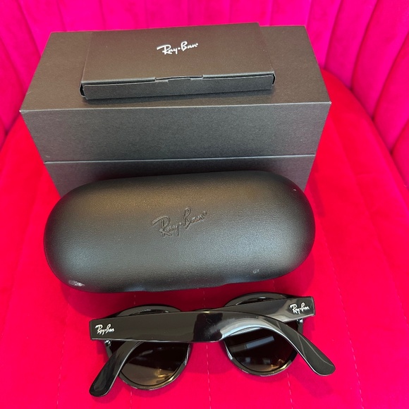 Ray-Ban Stories Round Smart Glasses – Shiny Black RW4003 - Picture 11 of 12